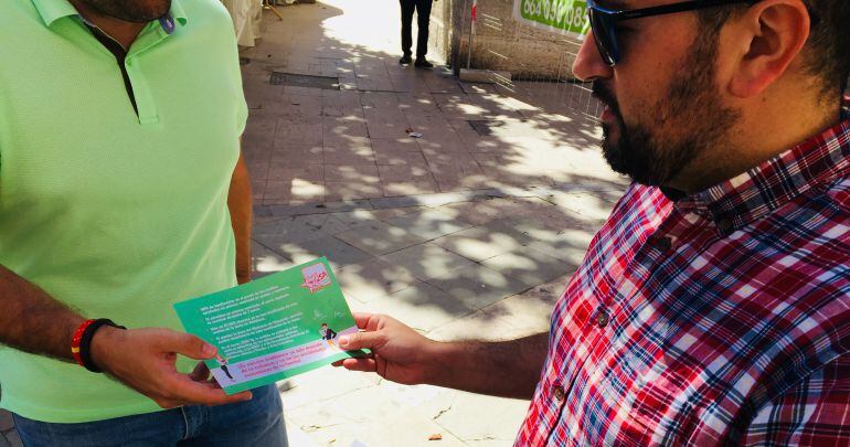 Juventudes Socialistas ha repartido folletos en Jaén sobre los beneficios que obtendrán los universitarios