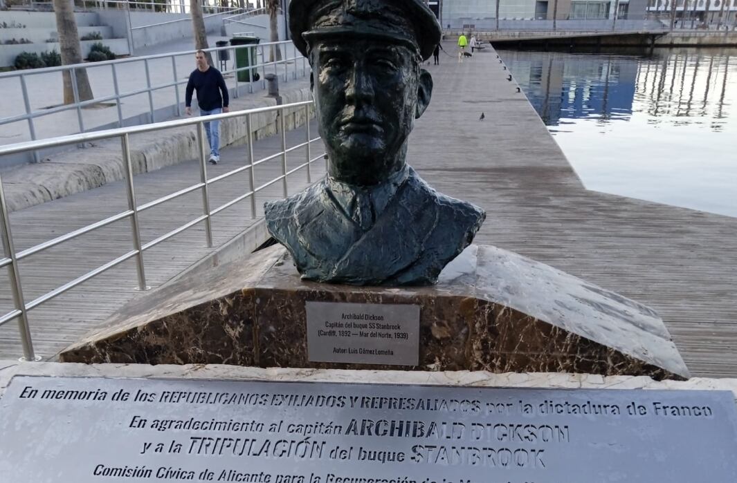 La Autoridad Portuaria de Alicante limpia el memorial al capital Dickson tras aparecer con pintadas nazis este domingo