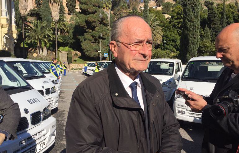 El alcalde de Málaga, Francisco de la Torre, este lunes durante la presentación de los 22 vehículos minihidrolimpiadores para Limasa