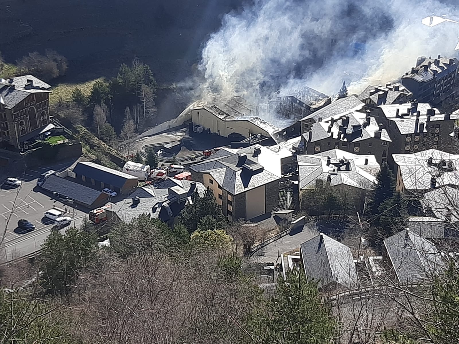 Vista panoràmica de l'estat en què ha quedat l'edifici d'Aigües d'Arinsal encara fumejant
