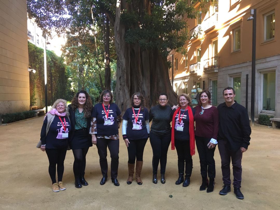 Diputadas con las aparadoras en la puerta de Les Corts