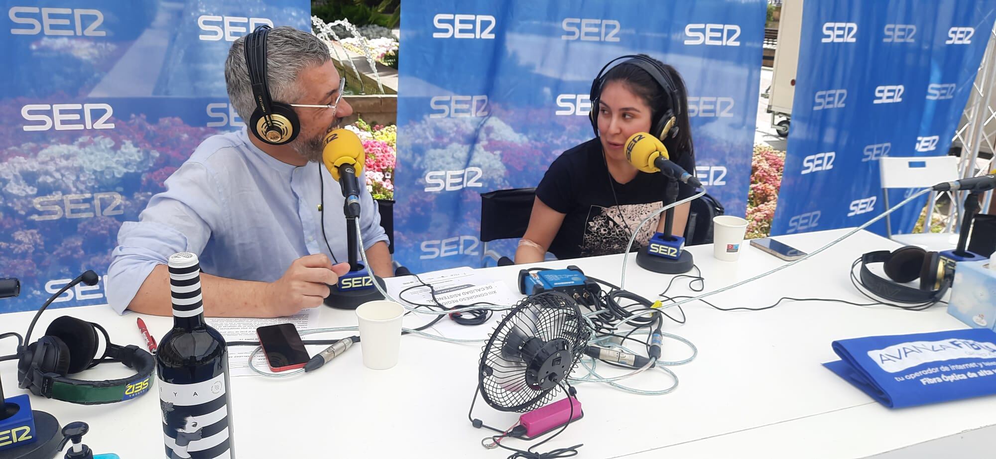 Paco Sánchez charlando con la enfermera Ana María Férez, tras donar sangre por primera vez