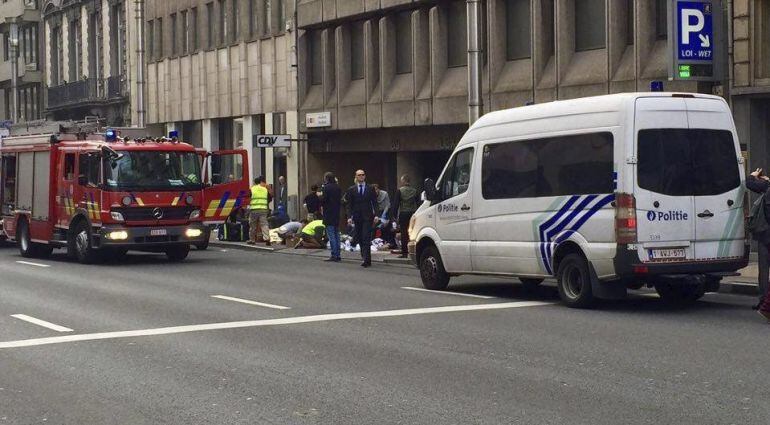 BR03 BRUSELAS (BÉLGICA) .- Servicios de emergencia atienden a los heridos en la estación de metro de Malbeek en Bruselas (Bélgica) donde se ha producido una explosión hoy, 22 de marzo de 2016. Al menos 13 muertos y 35 heridos se registraron hoy a causa de