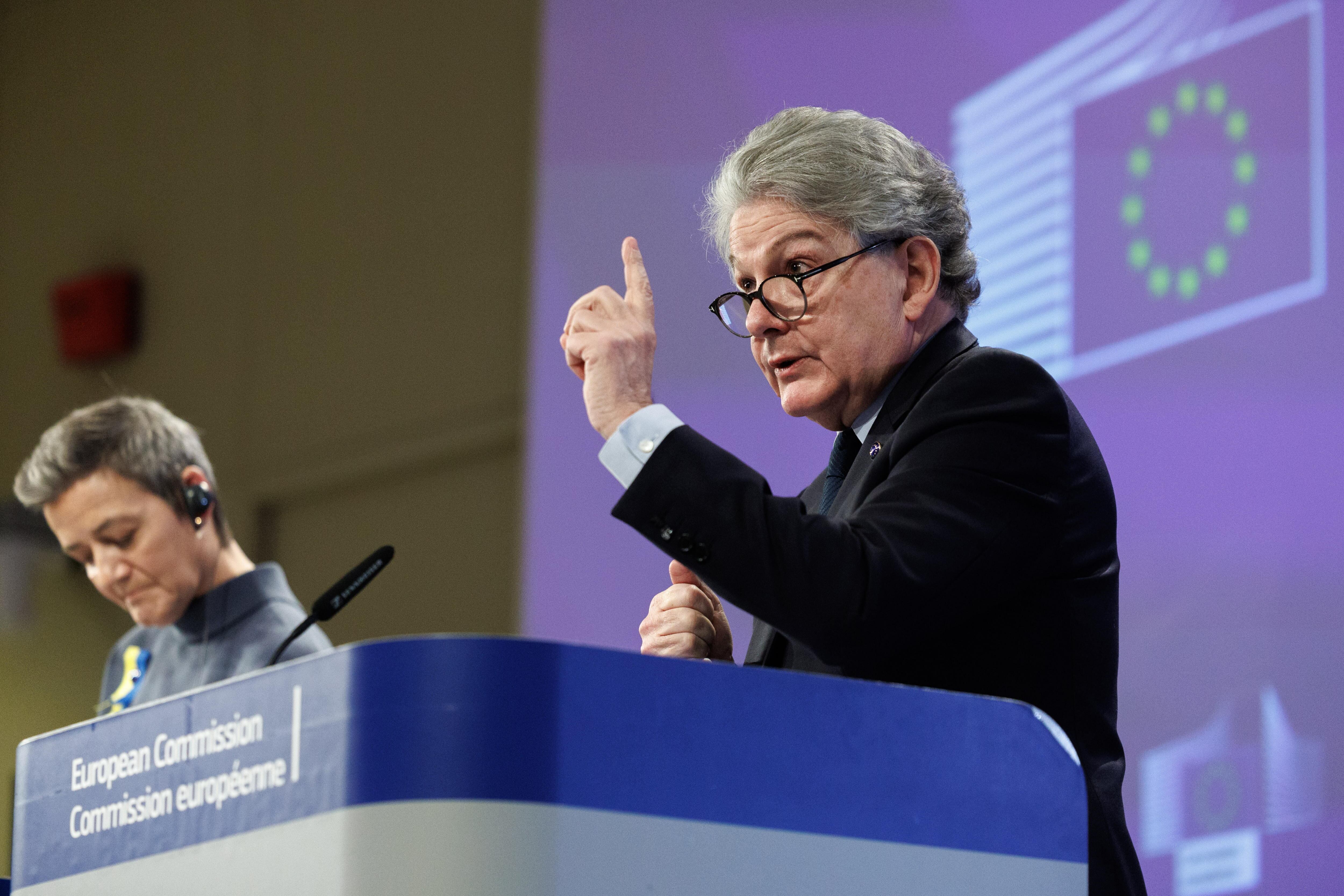 La vicepresidenta de la Comisión, Margrethe Vestager y el Comisario de Mercado Interior, Thierry Breton, durante la comparecencia de este martes en Bruselas