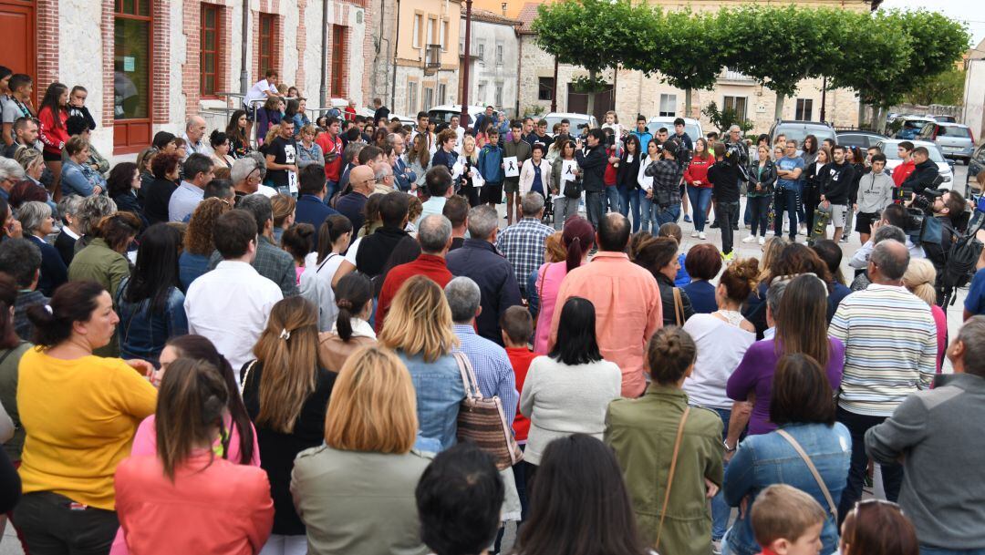 Concentración en Villagonzalo Pedernales en repulsa por el asesinato de una de sus vecinas