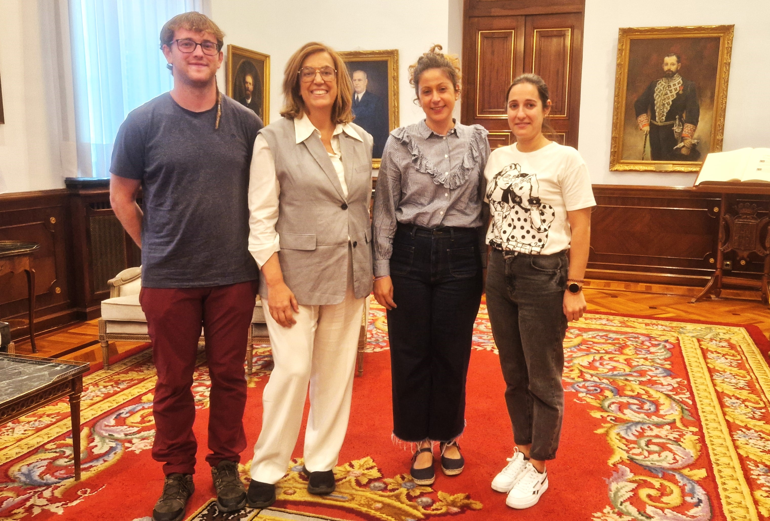 Danzantes con la presidenta de la Diputación y la diputada de Cultura