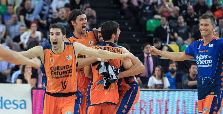 GRA378. Bilbao, 01/06/2015.- Los jugadores del Valencia Basket celebran su pase a semifinales, tras derrotar al Dominion Bilbao, en el encuentro que han disputado esta noche en el Bilbao Arena de la capital vizcaina. EFE/LUIS TEJIDO.