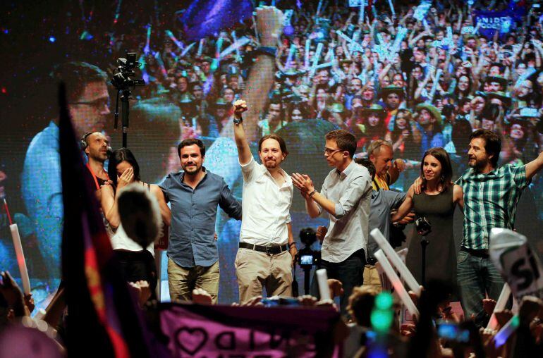 Pablo Iglesias levanta el puño en la plaza del Museo Reino Sofía tras las elecciones del 26-J