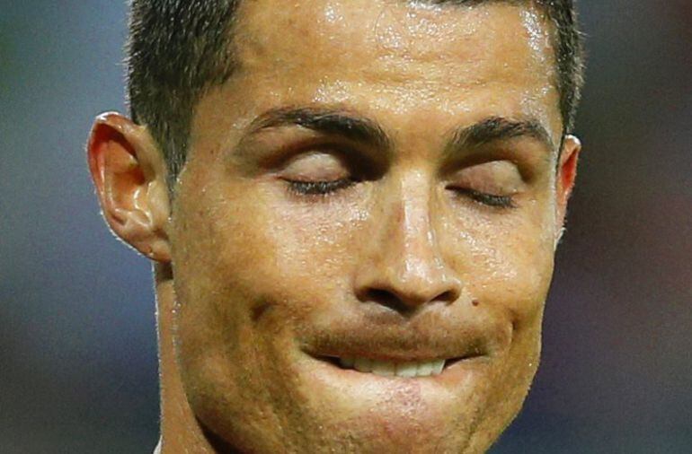 Cristiano Ronaldo se muerde la lengua en el partido frente a Islandia