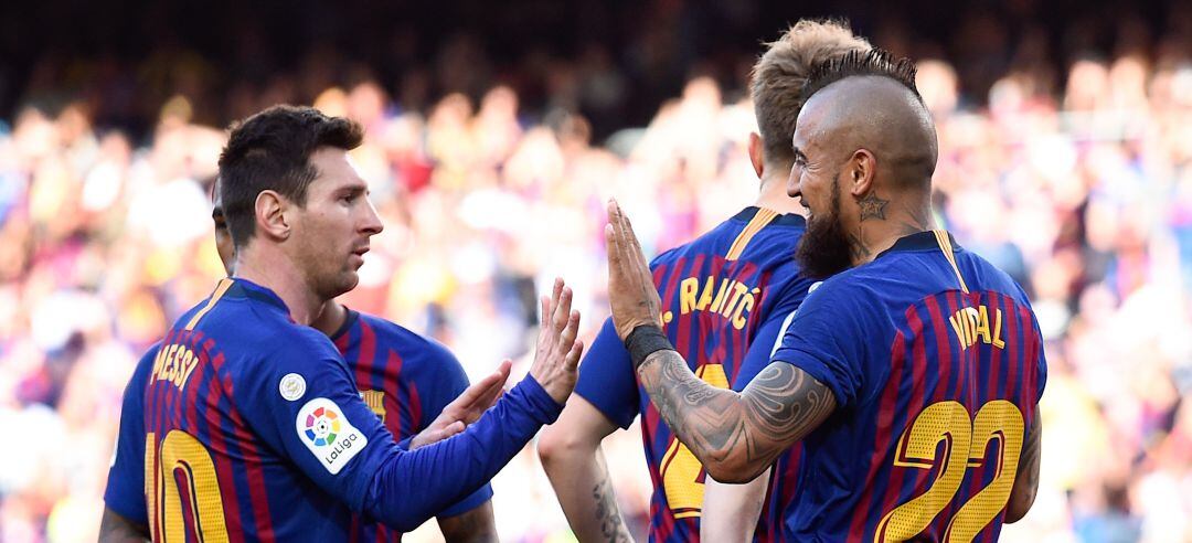 Messi y Vidal celebran uno de los goles del partido