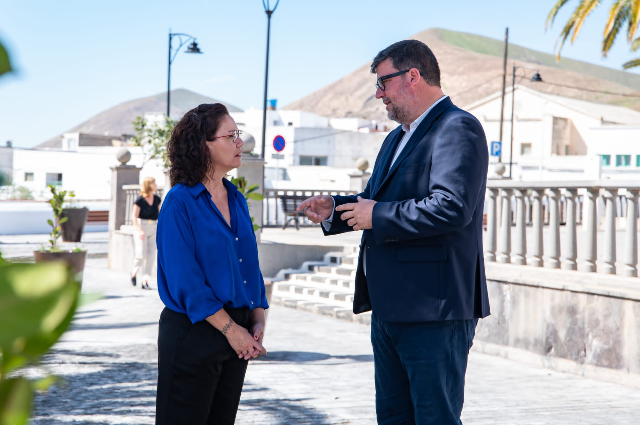 Isidro Pérez, alcalde de San Bartolomé, con la concejal de Servicios Sociales, Mayores, Cultura y Servicio de Emergencia Social Humanitaria, Carmen Medina Toledo.