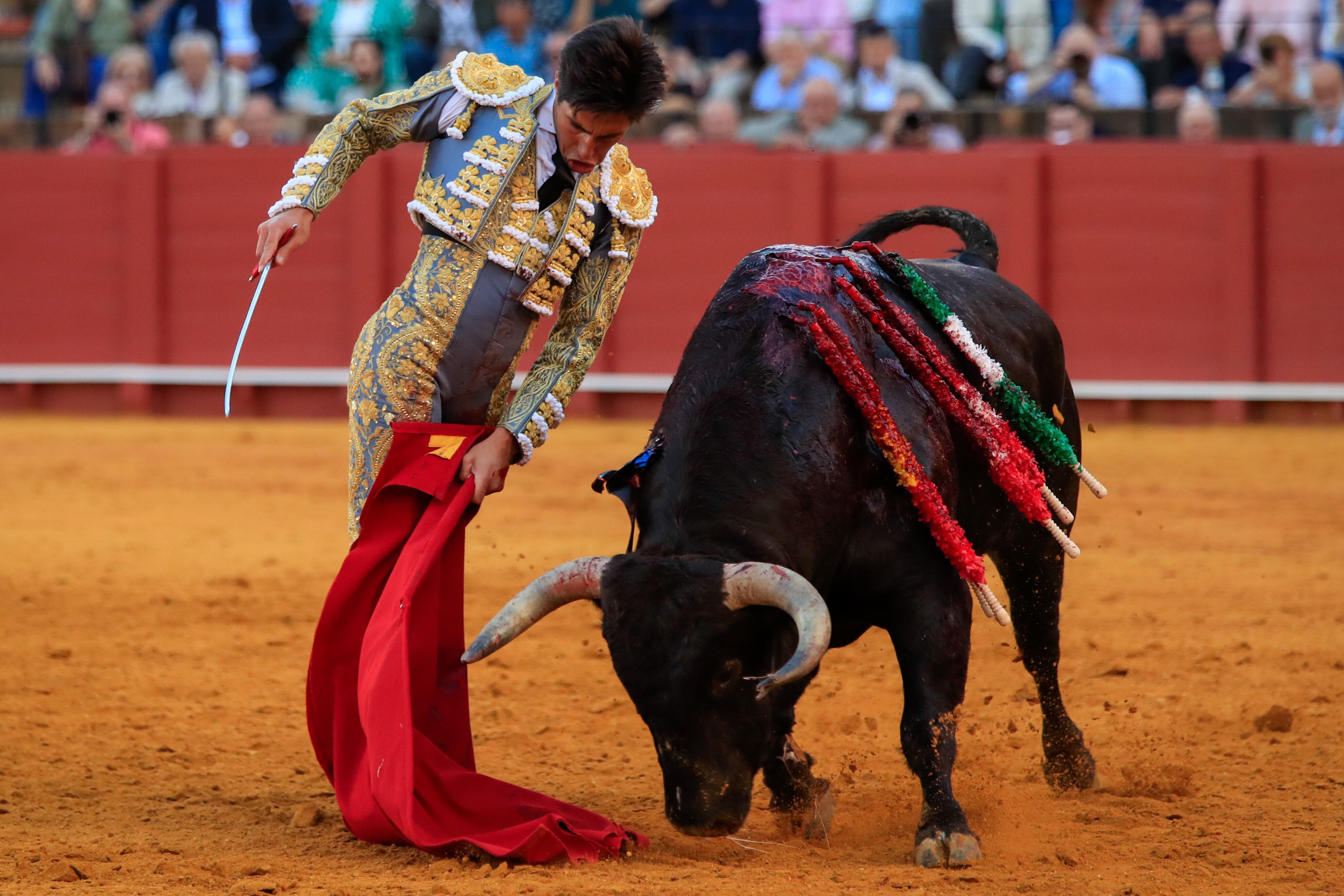 SEVILLA, 19/04/2023- El torero Álvaro Lorenzo durante la faena a su segundo toro, de la ganadería de Santiago Domecq, al que cortó una oreja en la tercera corrida de abono de la Feria de Abril celebrada este miércoles en la plaza de la Real Maestranza de Sevilla. EFE/Julio Muñoz
