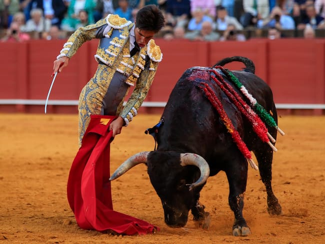 SEVILLA, 19/04/2023- El torero Álvaro Lorenzo durante la faena a su segundo toro, de la ganadería de Santiago Domecq, al que cortó una oreja en la tercera corrida de abono de la Feria de Abril celebrada este miércoles en la plaza de la Real Maestranza de Sevilla. EFE/Julio Muñoz