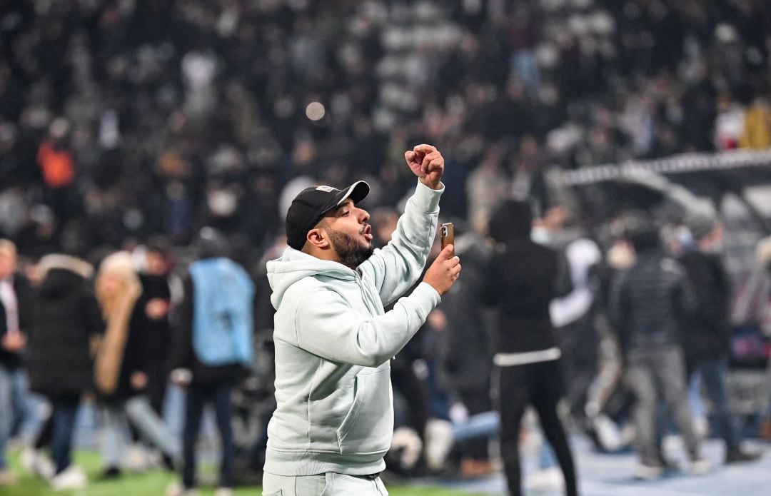 Uno de los ultras en el campo del París FC