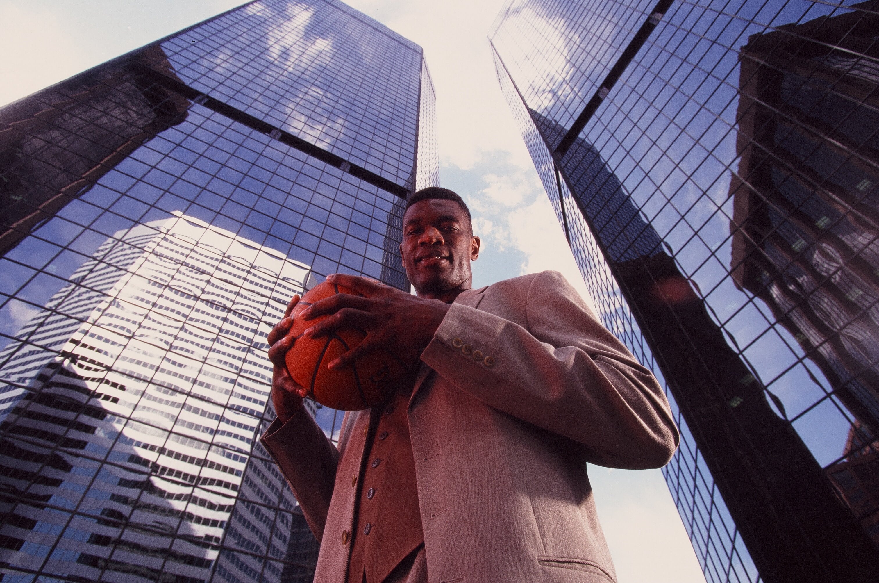 Dikembe Mutombo, en su presentación con los Denver Nuggets en 1996