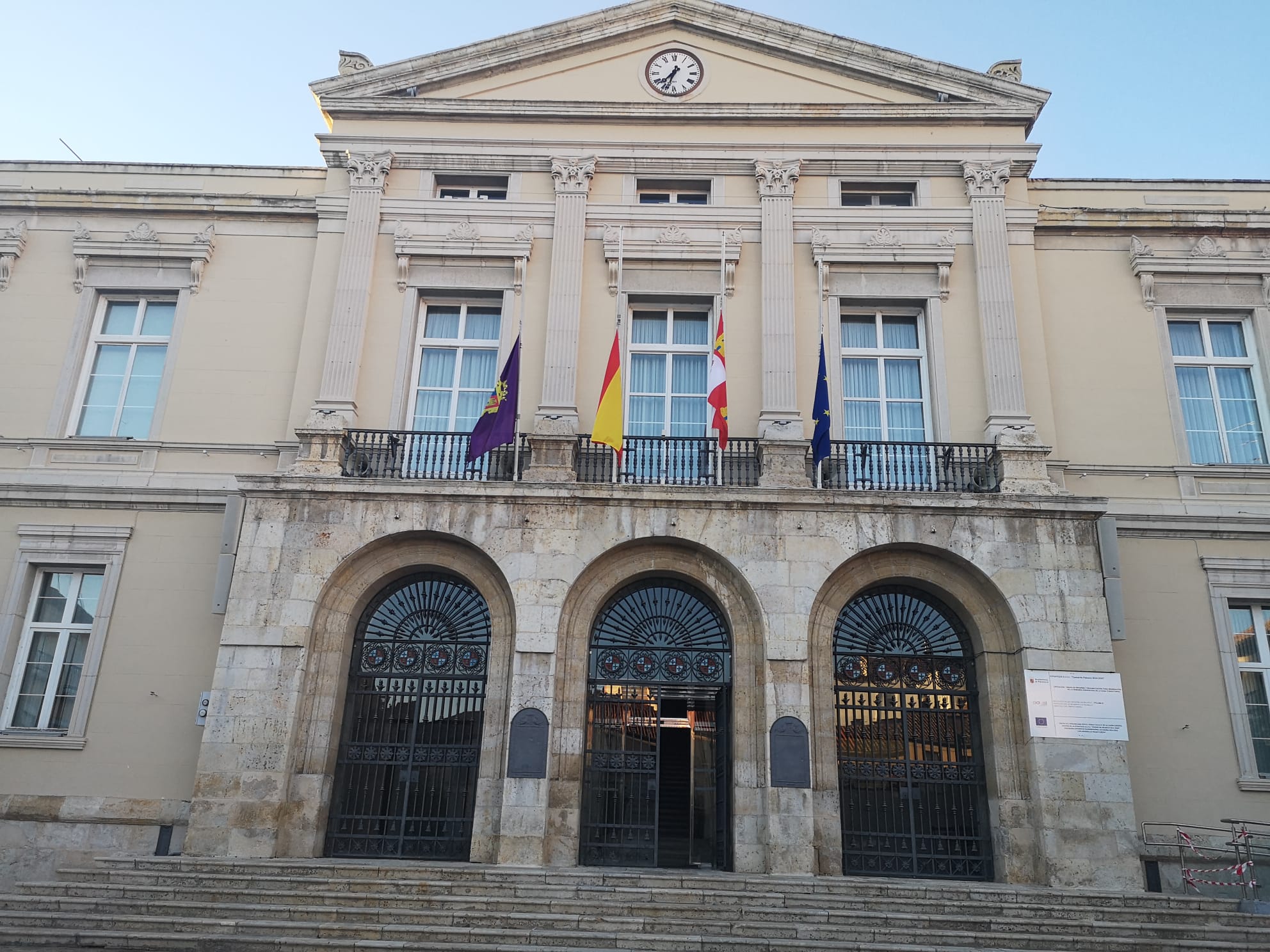 Banderas a media asta en el Ayuntamiento de Palencia