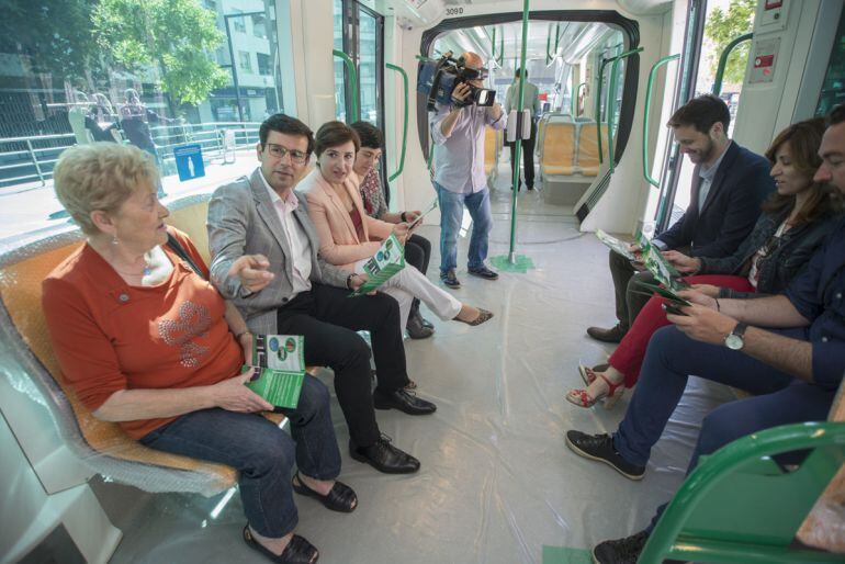 Presentación de la campaña de seguridad vial del metro de Granada con asistencia del alcalde de Granada y la delegada del Gobierno de la Junta, Paco Cuenca y Sandra García, en el centro a la izquierda