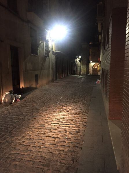 Imágenes de Almendros Aguilar el pasado viernes donde se observa que no se colocaron los contenedores de quita y pon