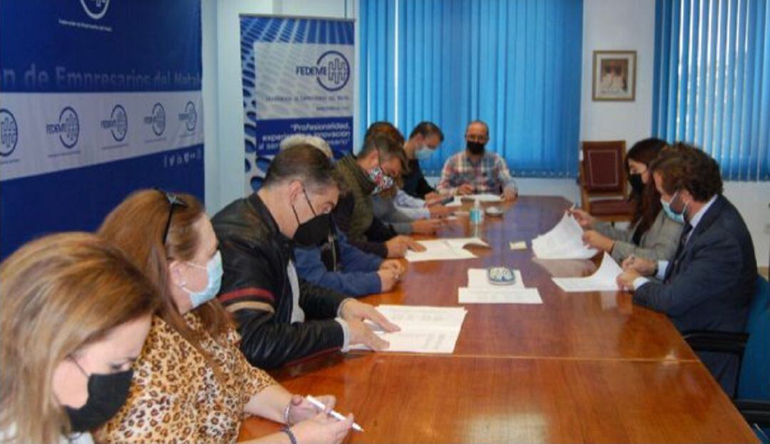 Reunión entre representantes de Fedeme y de CCOO y UGT.