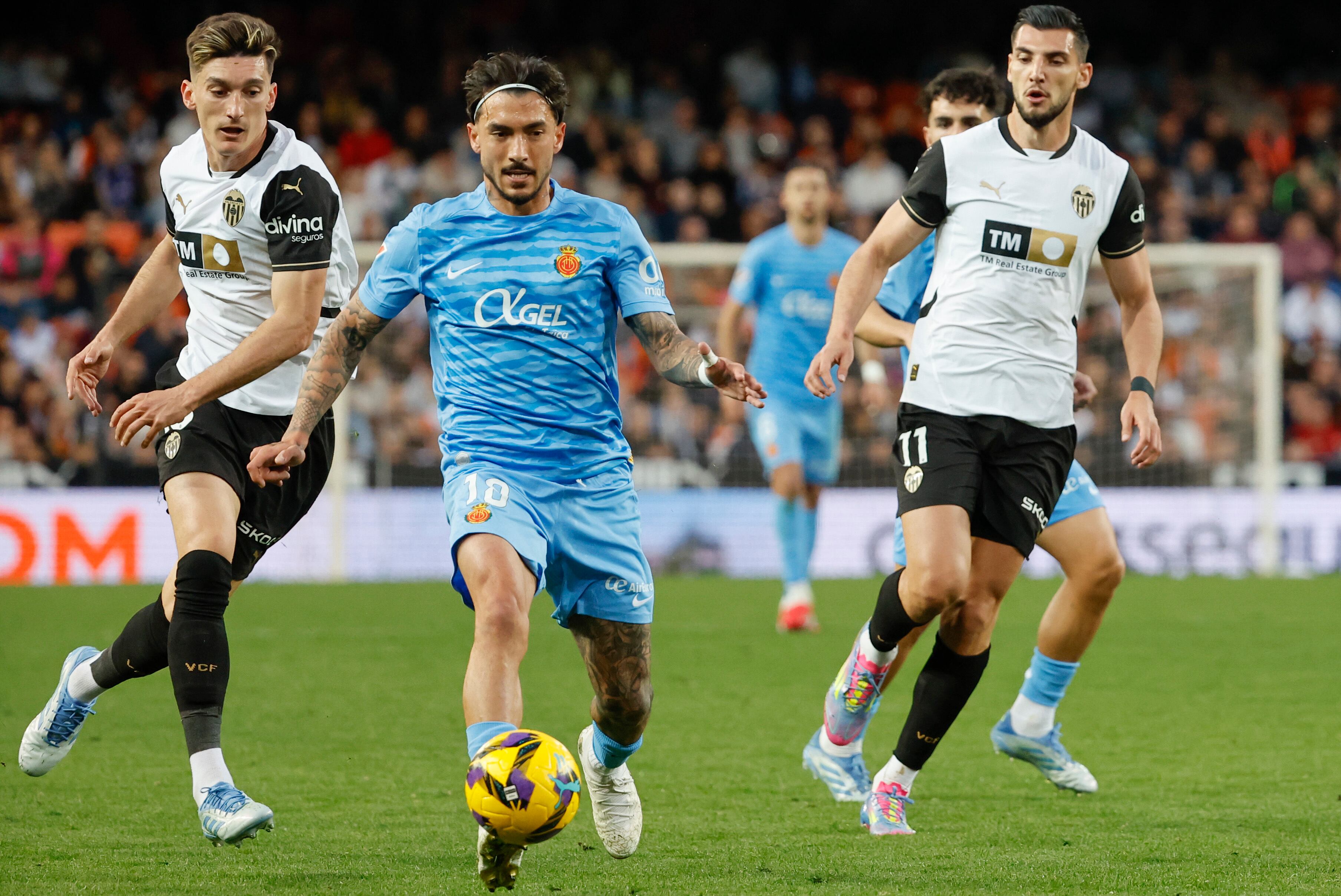 VALENCIA, 30/03/2025.- El centrocampista del Mallorca Sergi Darder (c) se escapa con el balón durante el partido de la jornada 29 de LaLiga entre Valencia CF y RCD Mallorca, este domingo en el estadio de Mestalla. EFE/ Ana Escobar
