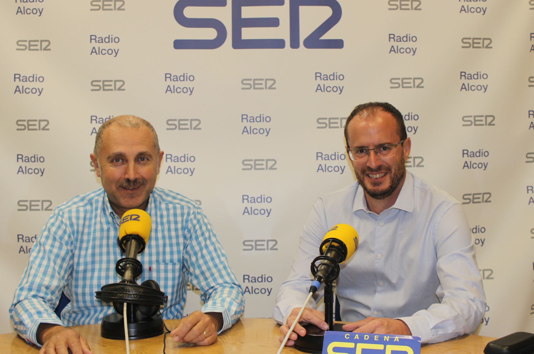 Enrique Moltó i Tono Belda, en l'estudi central de Radio Alcoy