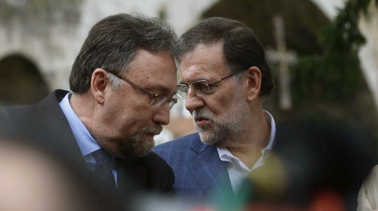 El presidente del Gobierno, Mariano Rajoy, conversa con el diputado de Foro y numero dos de la Coalición Electoral PP-FORO al Congreso por Asturias, Isidro Martínez Oblanca.