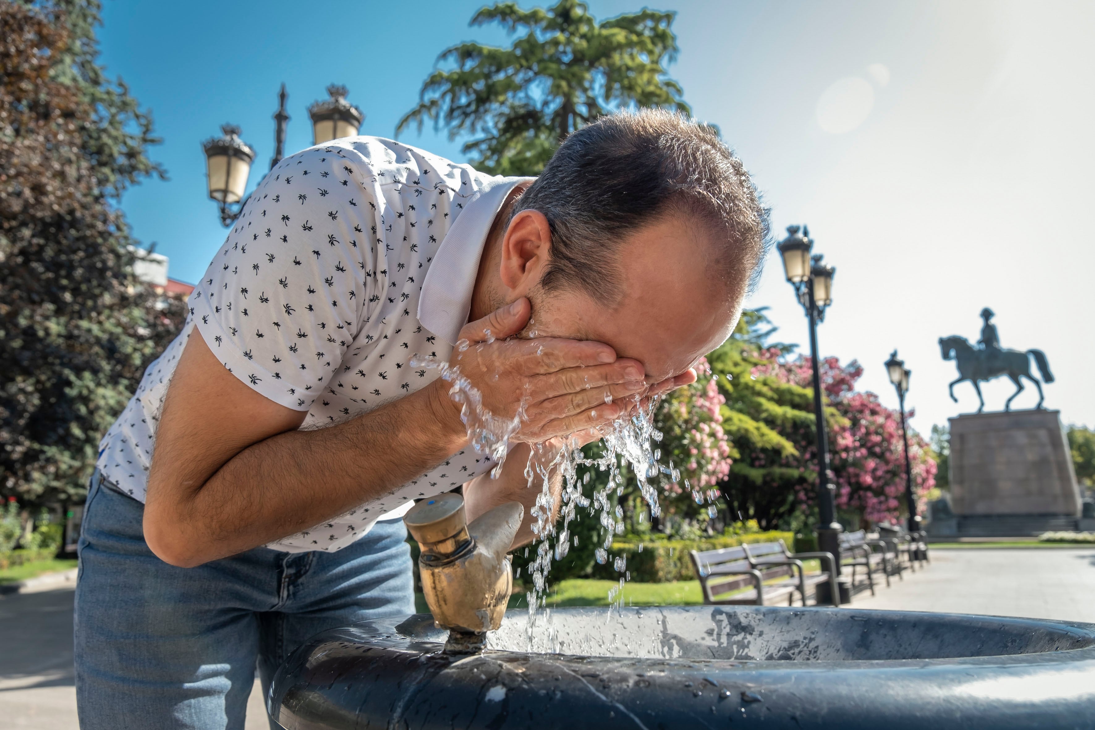 LOGROÑO (LA RIOJA), 24/08/23.- Un hombre se refresca en una fuente de Logroño para poder sobrellevar las altas temperaturas provocadas por la ola de calor que afecta a La Rioja. EFE/Fernando Díaz
