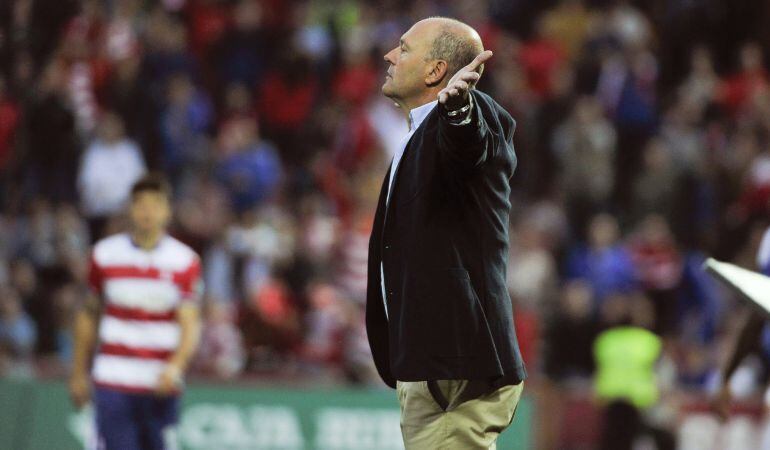 GRA404. GRANADA, 24/10/2015.- El técnico del Betis, Pepe Mel, durante el encuentro correspondiente a la novena jornada de primera división, que han disputado esta noche frente al Granada en el Estadio Nuevo los Carmenes de Granada. EFE / Miguel Ángel Molina.