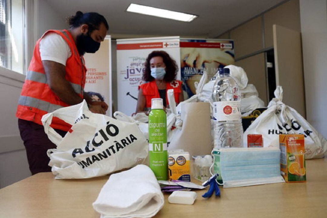 Voluntaris de la Creu Roja preparant packs d'ajuda.