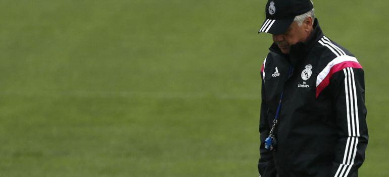 El técnico del Real Madrid, Carlo Ancelotti, durante el entrenamiento que la plantilla blanca ha realizado de cara al partido de Liga frente al Eibar.