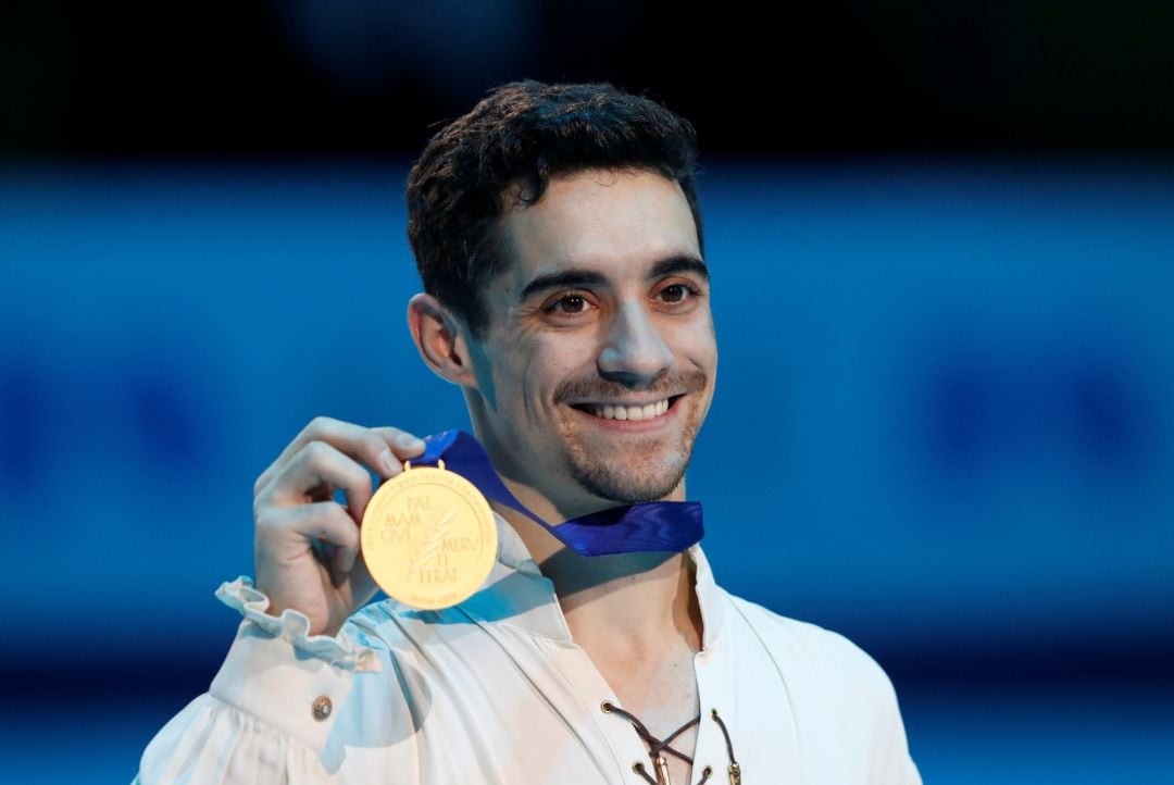 Javier Fernández posa con el oro conseguido en Minsk.