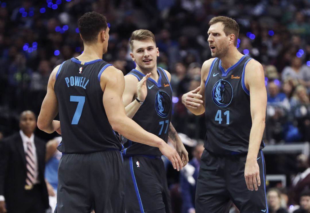 Doncic celebra con Nowitzki y Powell, la pasada semana en el partido contra Sacramento