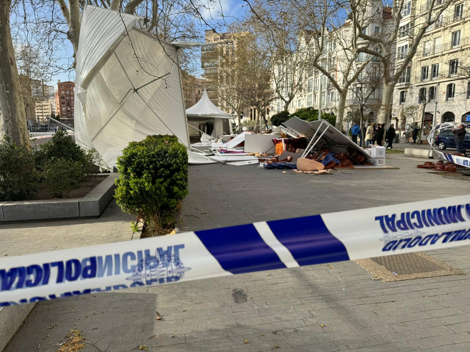 El viento destroza varios puestos de la Feria de Artesanía de Valladolid