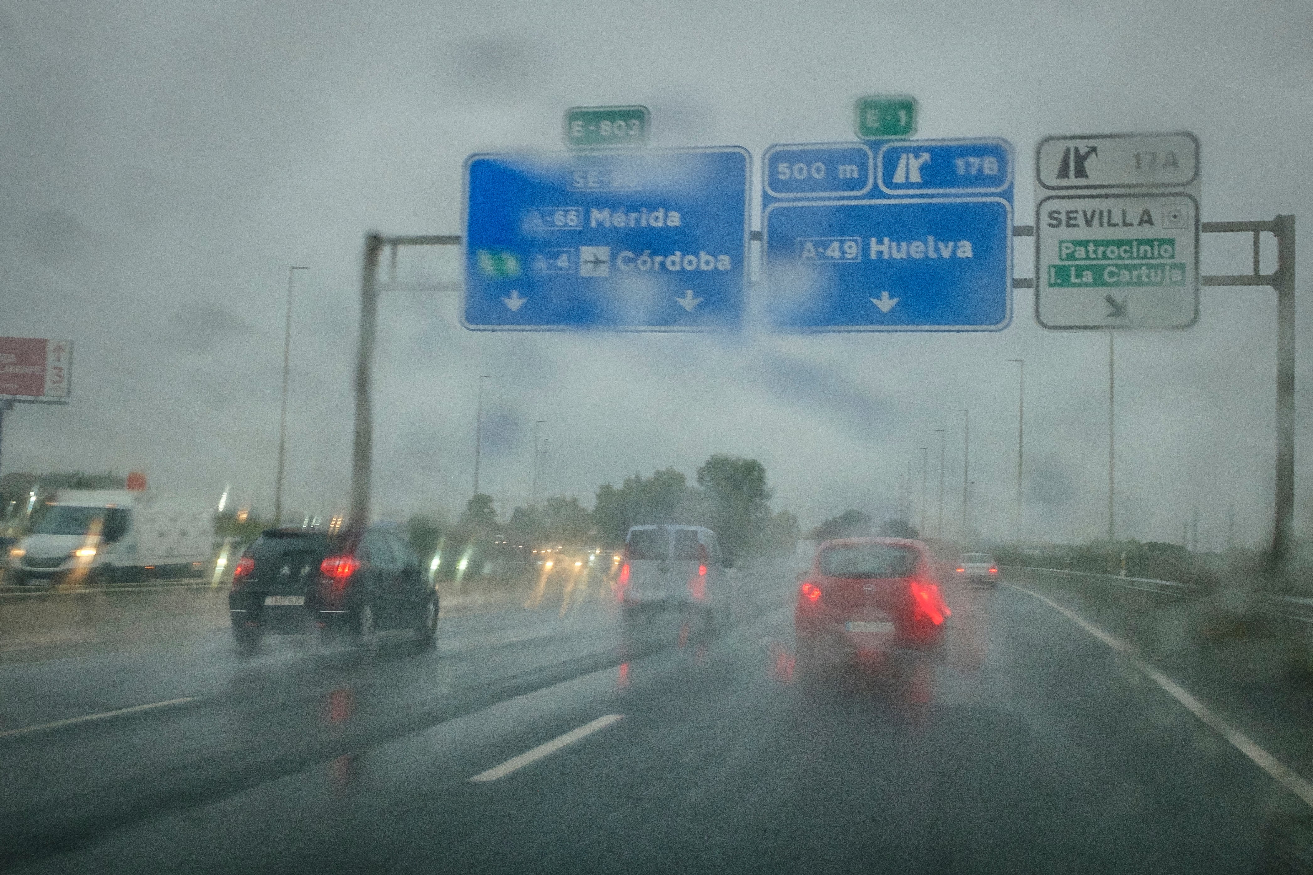 SEVILLA, 29/10/2024.- Vehículos circulando en la tarde de este martes por la carretera de circunvalación SE-30 en Sevilla bajo un fuerte aguacero. El Centro de Coordinación de Emergencias 112 ha gestionado 604 incidencias por el temporal que azota desde anoche Andalucía, manteniéndose activo el Plan de Emergencia ante el Riesgo de Inundaciones (PERI) en fase de emergencia. EFE/ Julio Muñoz