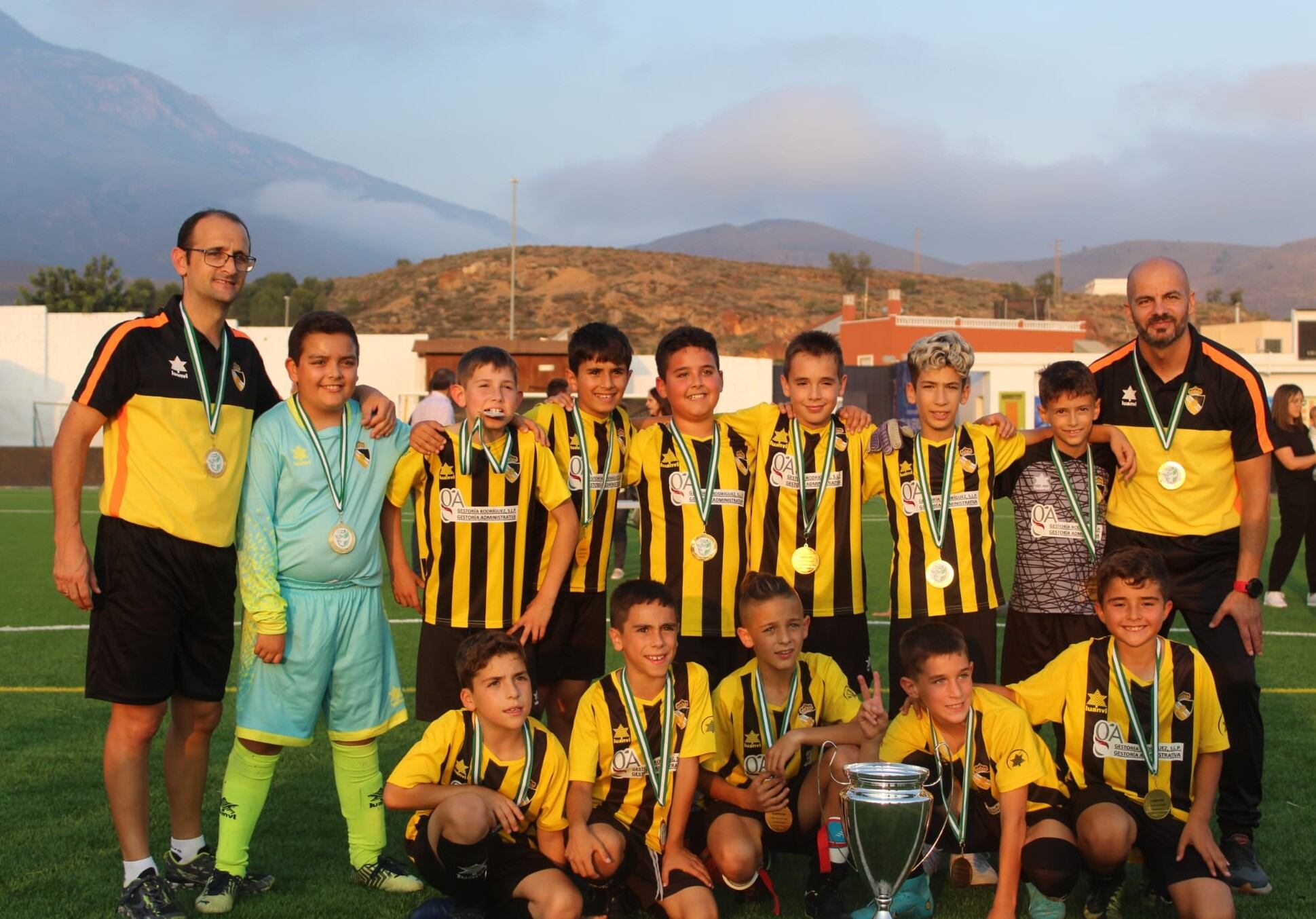 El Berja celebra el título benjamín.