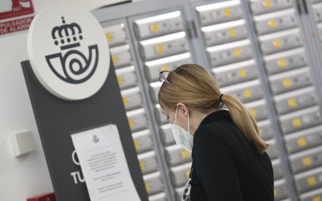 Una mujer en una oficina de Correos.