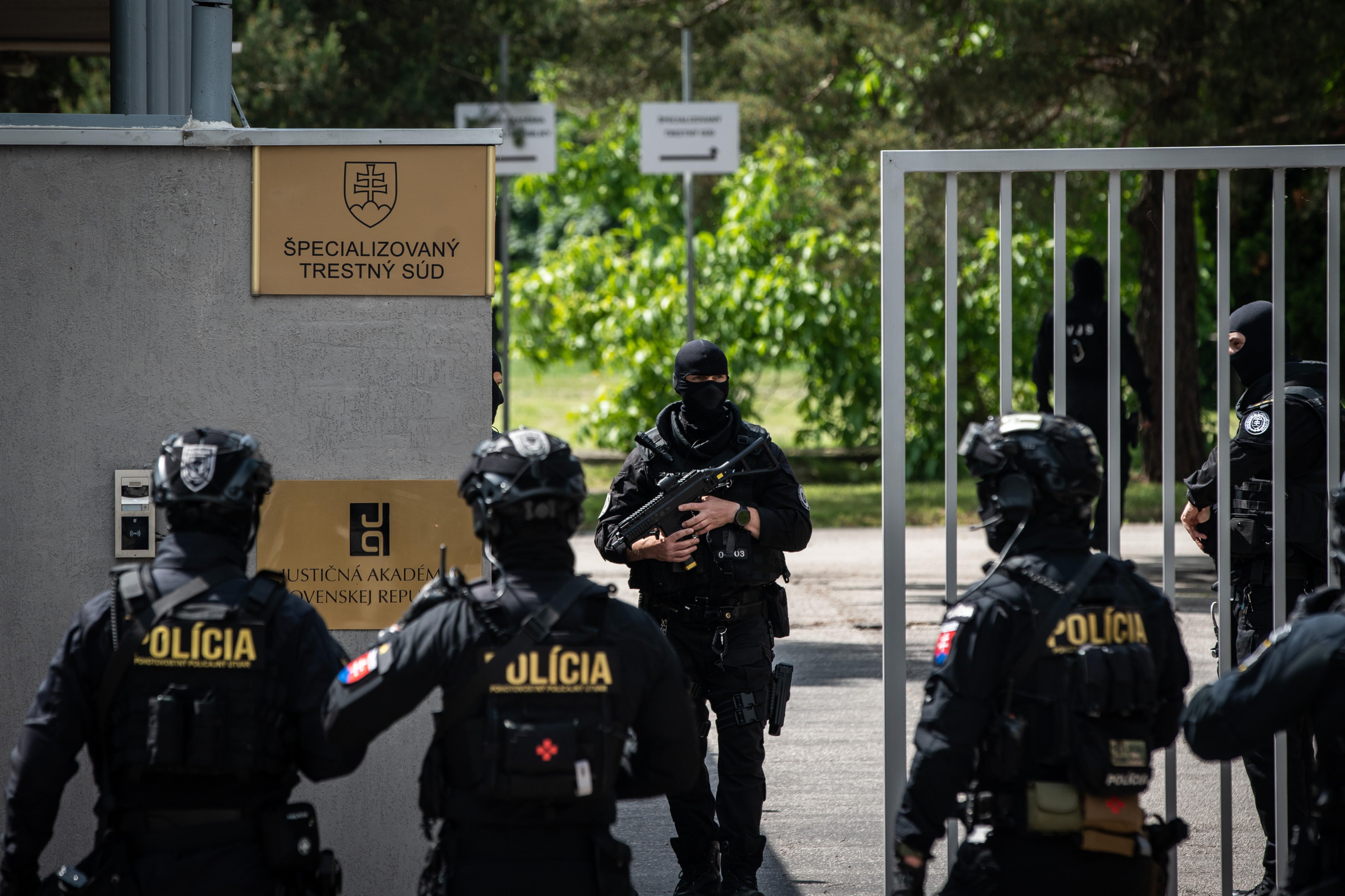 Agentes de policía patrullan frente al Tribunal Penal Especial donde se interroga al sospechoso de disparos Juraj C.