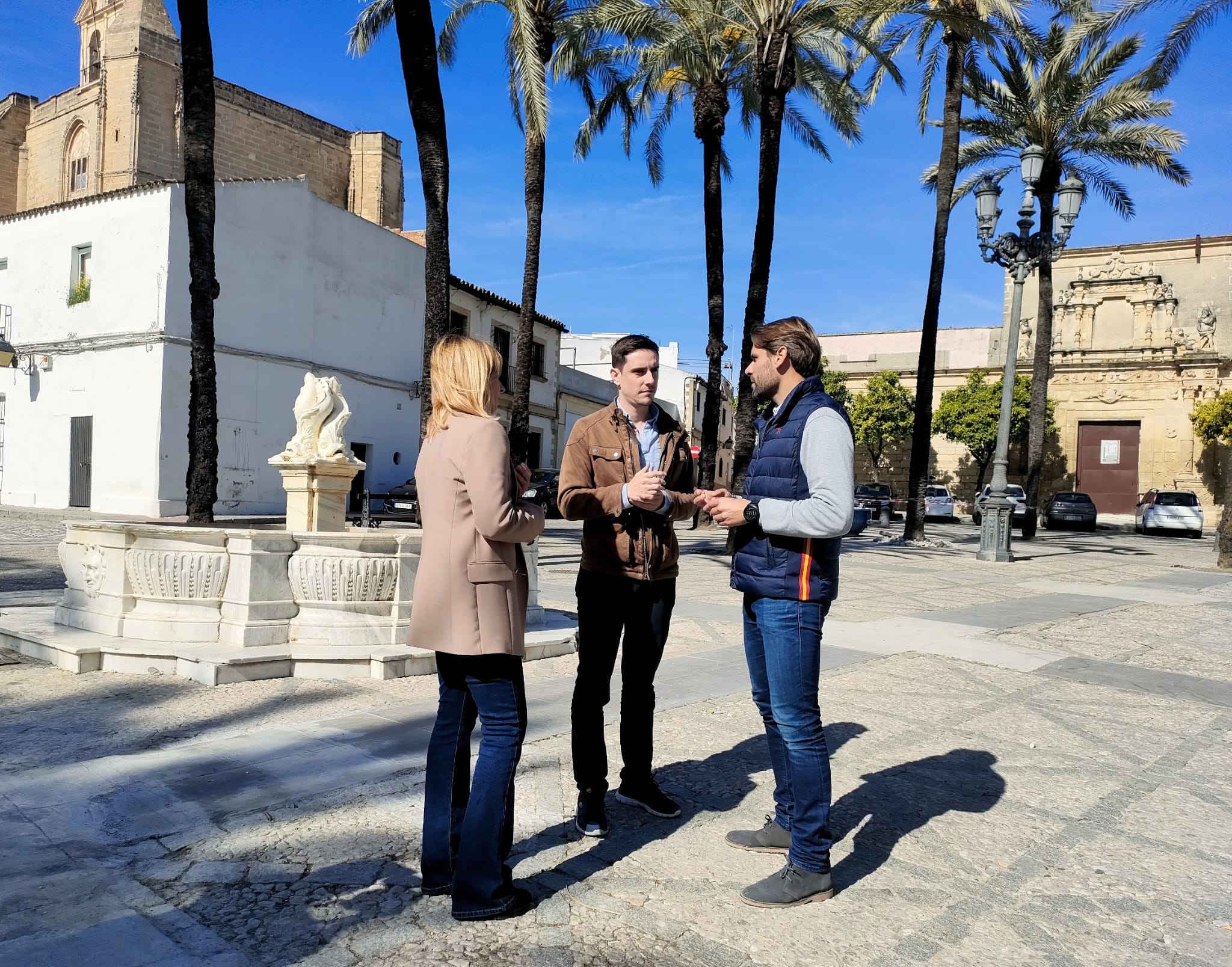 Miembros del Partido Popular en la Plaza del Mercado / R.J