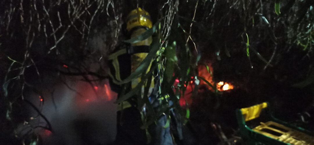 Uno de los bomberos extinguiendo el fuego.