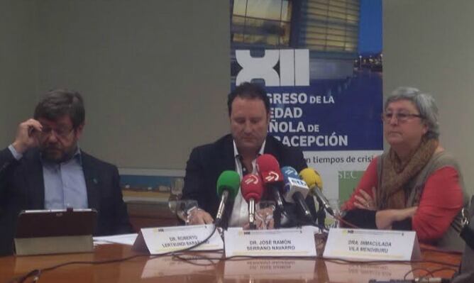 Roberto Lertxundi, vicepresidente; José Ramón Serrano, presidente e Inmaculada Vila, vocal del congreso en su presentación