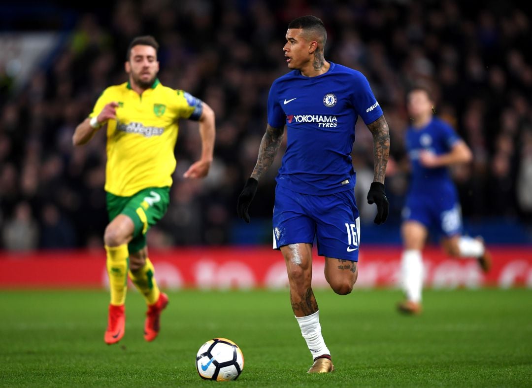 Kenedy (d) llegó con 19 años al Chelsea F.C. pero solo ha jugado 27 partidos en las últimas cuatro temporadas con los &#039;blues&#039;