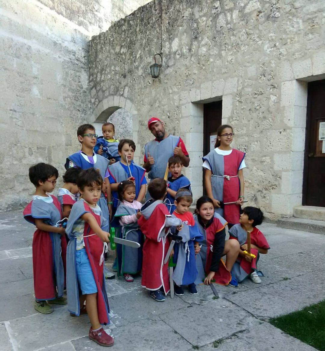 Niños y mayores de la Asociación de padres y madres de niños sordos en Castilla y León durante su visita al castillo de Cuéllar.