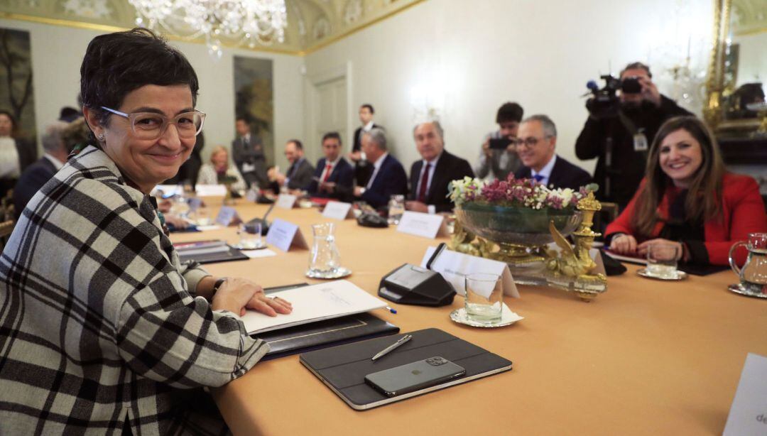 La ministra de Asuntos Exteriores, Arancha González Laya (i) durante la reunión con los alcaldes de todos los municipios del Campo de Gibraltar.