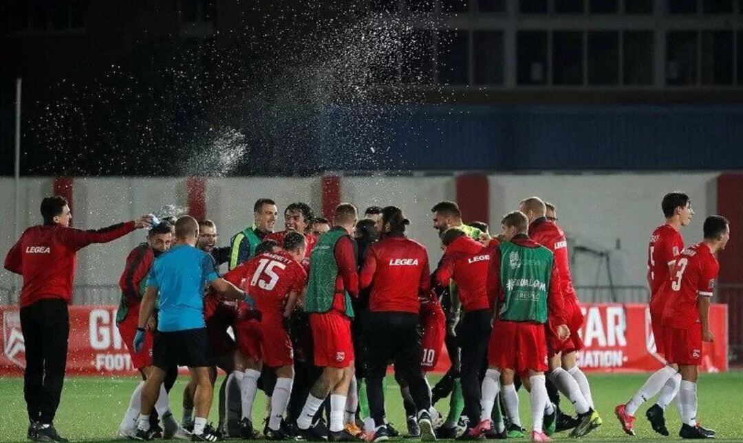 La plantilla celebra el pase.