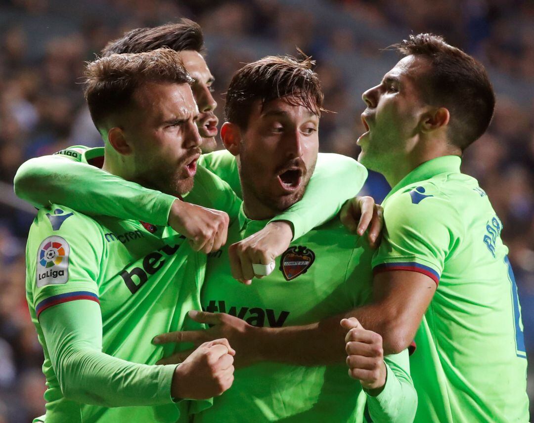 Los jugadores del Levante celebran el gol del empate en Anoeta