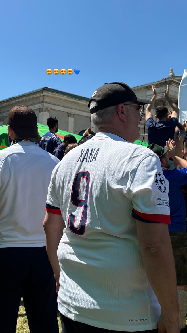 Un aficionado del PSG recuerda a Xana Martínez en su camiseta