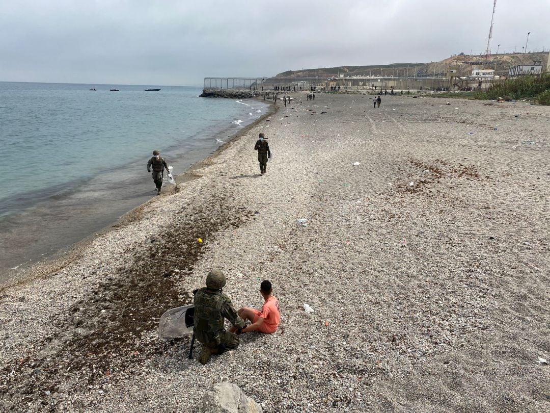 El pequeño Riduan, en la playa del Tarajal, tras cruzar por segunda vez la frontera. 