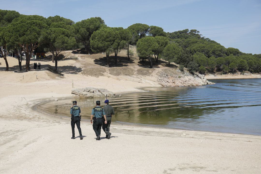 Agentes de la Guardia Civil patrullan por el pantano de San Juan