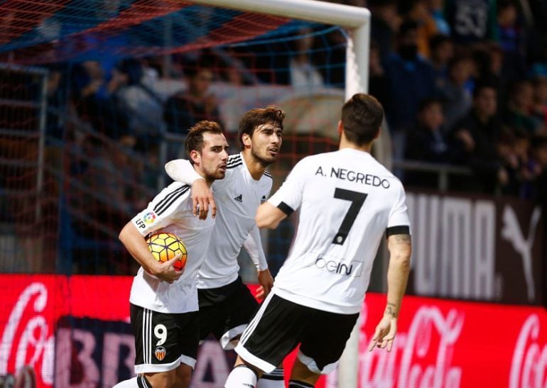 Paco Alcácer recoge el balón tras marcar André Gomes el gol del empate en Ipurúa la temporada pasada. Junto a él, Negredo y el propio André Gomes