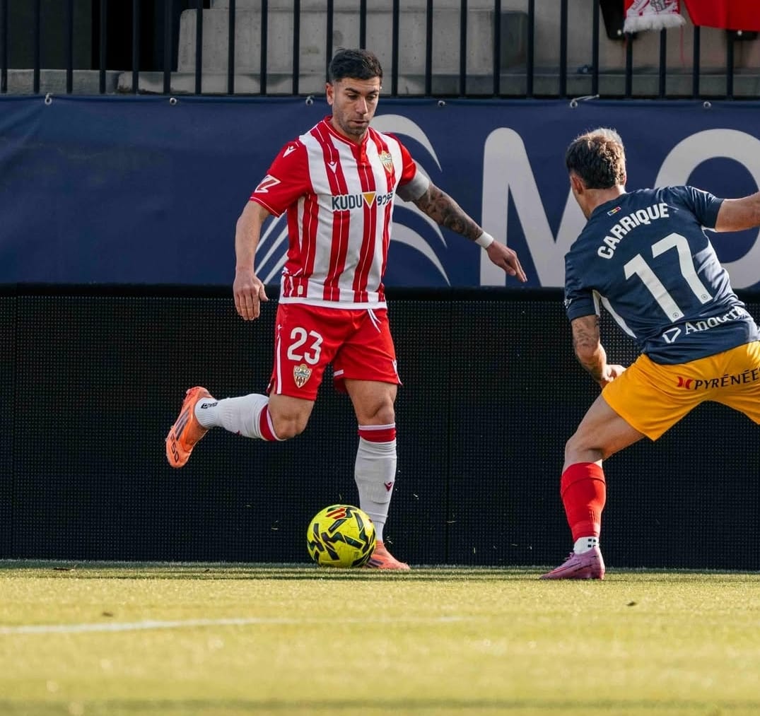 Adrián Embarba está demostrando ser un profesional como la copa de un pino y, a sus 33 años de edad, está viviendo su segunda juventud en el Almería que lidera Mohammed Al-Khereiji.